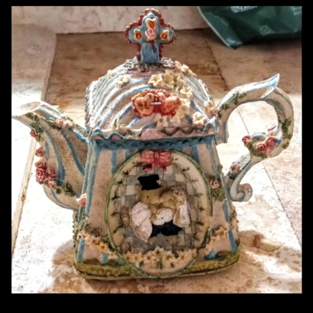 Vintage Wedding Bunnies Motif Tea Pot